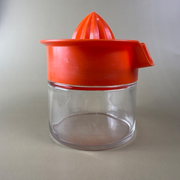 Vintage Gemco Glass Juicer with Orange Plastic Reamer | Mid-Century Kitchenware - Picture 3 of 11